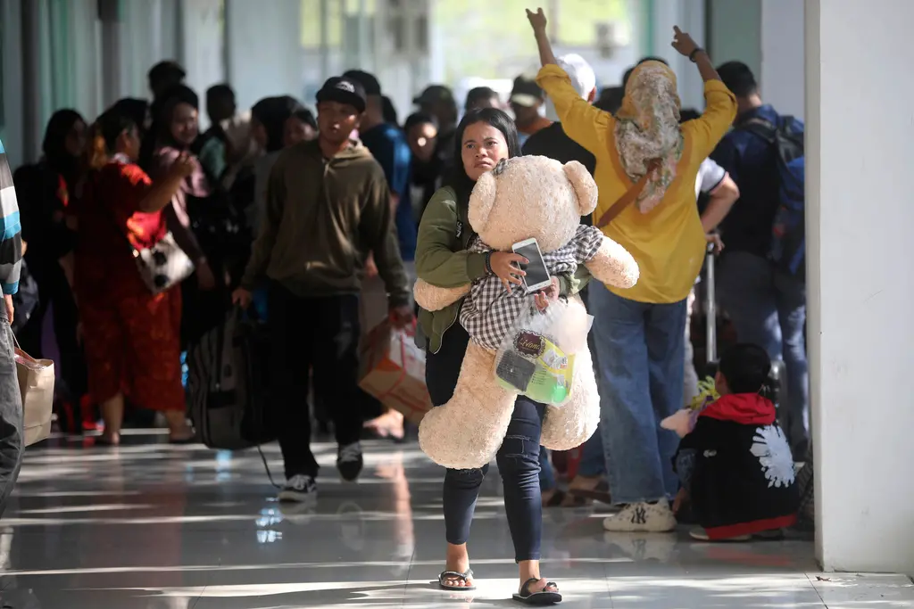 ▲印尼人民代表會議（DPR）正討論修訂一條廣播法案，禁止廣播機構播放獨家調查新聞報導，但未解釋「獨家」及「調查報導」的定義，引發外界擔憂。圖為印尼街景。（圖／美聯社／達志影像）