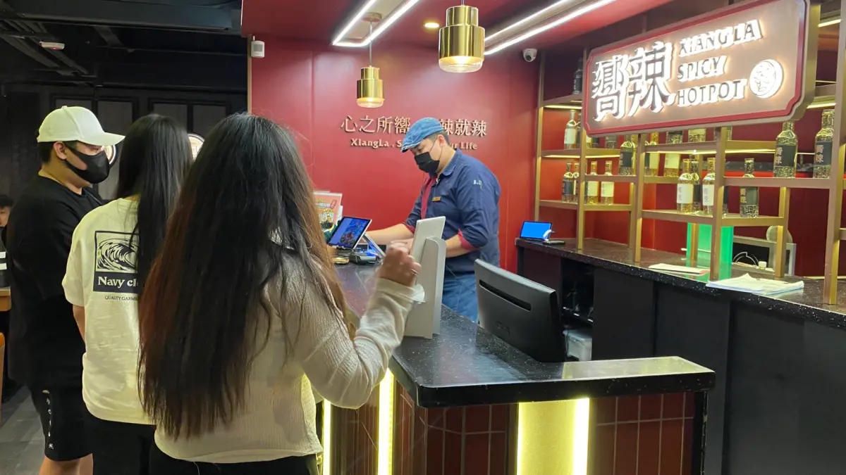 ▲王品初瓦、嚮辣西門店傳出食物中毒而停業。記者直擊嚮辣台北松江店「生意一樣好」，店員回應「雖然食材供應商相同，但西門店懷疑是大樓水質有問題」，已將相關物件送驗「請大家不用太緊張」。（圖／記者蕭涵云攝）