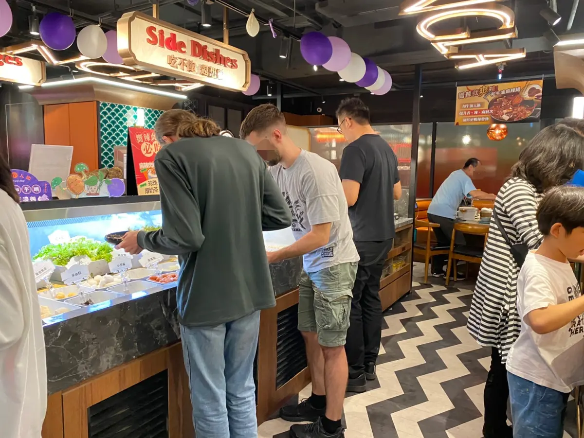 ▲嚮辣、初瓦西門店將在5月13日復業，王品更宣布公開廚房作業，在網路上連續直播30天，圖為嚮辣台北松江店。（圖／記者蕭涵云攝）