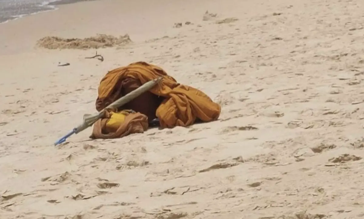 ▲泰國近來高溫炎熱，就連和尚也熱到受不了，脫掉袈裟到海裡游泳。（圖／翻攝自Mgronline）