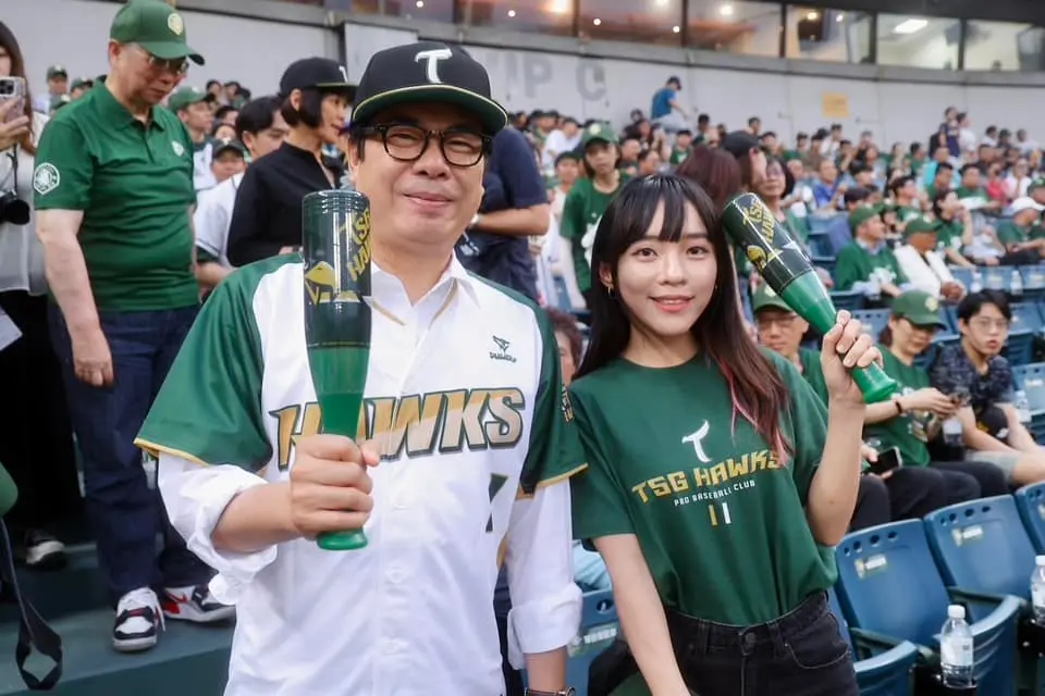 ▲民進黨立委黃捷昨（7）日晚間前往澄清湖棒球場，觀看台鋼雄鷹主場開幕賽。（圖／翻攝自黃捷臉書）