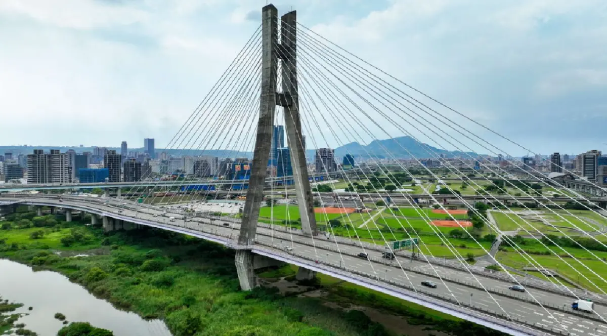 ▲8日清晨，新北大橋三重端，一名年約50歲的男子倒臥行人步道，警消獲報趕抵，發現男子已明顯死亡未送醫。（圖／翻攝新北市觀光旅遊網）