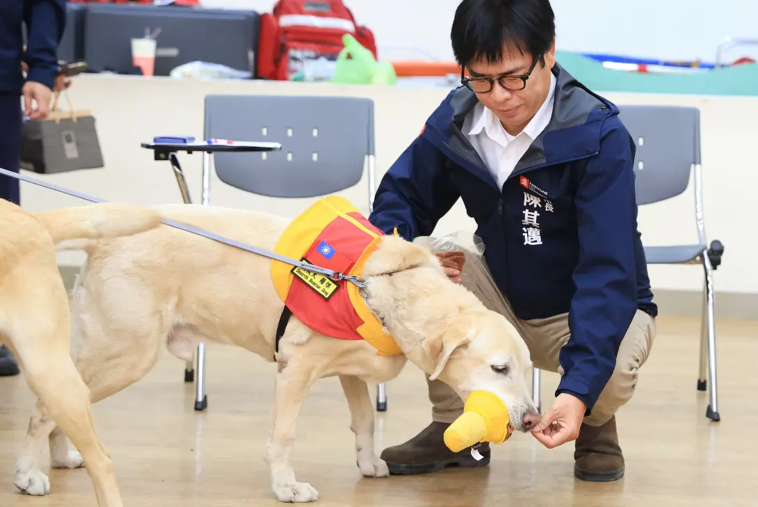 ▲陳其邁笑稱，活潑的Roger，還是精神抖擻，收到冰淇淋玩具後，不顧形象啃得到處都是棉花。（圖／陳其邁臉書）