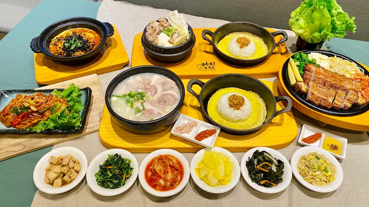 ▲4月北村豆腐家推出釜山豬肉湯飯、韓劇出鏡率最高的經典韓式菜包肉等新菜上市，號召民眾快對身分證，姓名有「ㄏㄢˊ」爽吃5折韓式料理；豆豆里DODOLI則進駐桃園機場第二航廈。（圖／記者蕭涵云攝）