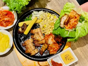 ▲對中身分證指定消費，可爽吃5折「經典韓式菜包肉」。（圖／記者蕭涵云攝）