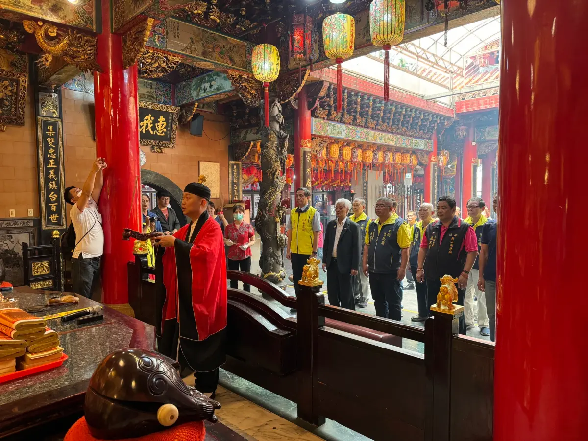 ▲木柵集應廟3月20日時曾有信眾擲出立筊，廟方表示恐是神明在預示災難。（圖／木柵集應廟提供）