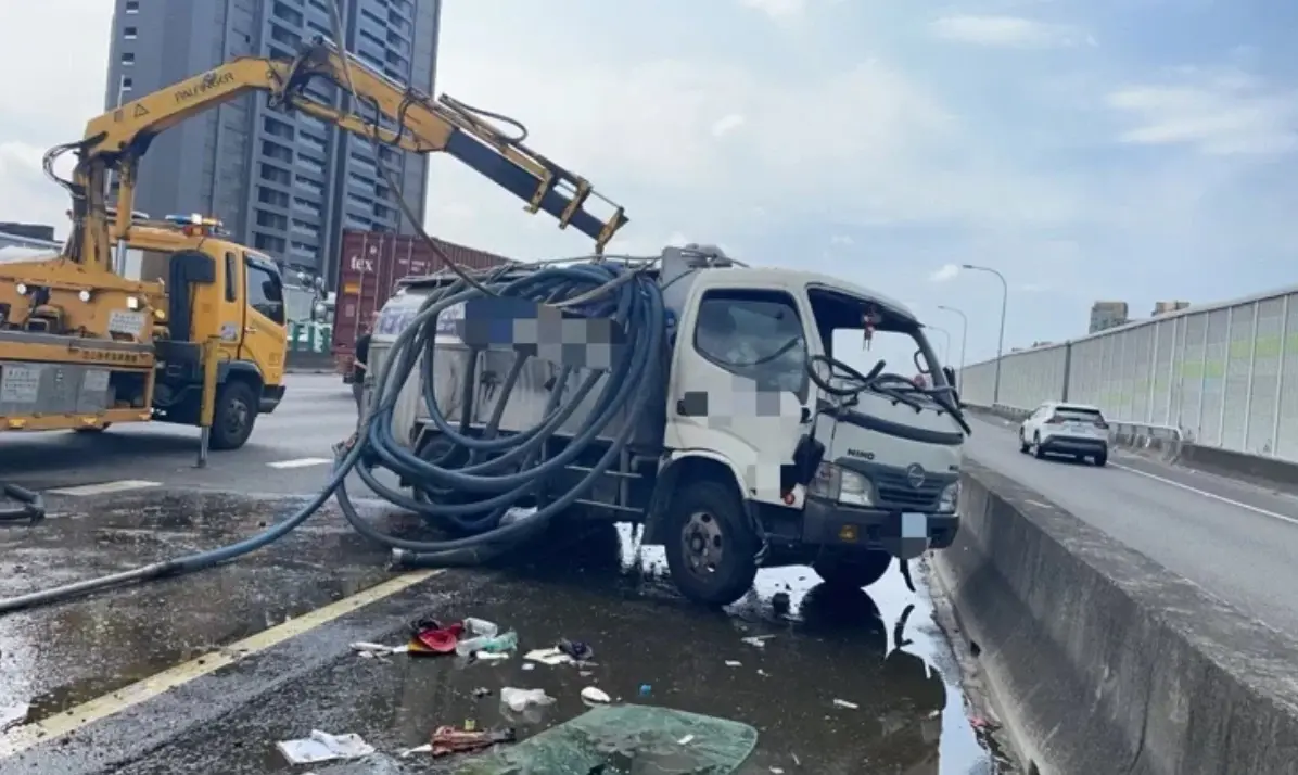 ▲8日上午，國道1號南向九如路段，一台水肥車疑似自撞翻覆，駕駛輕傷送醫救治，而事故造成水肥溢出，空氣中飄滿異味。（圖／翻攝畫面）