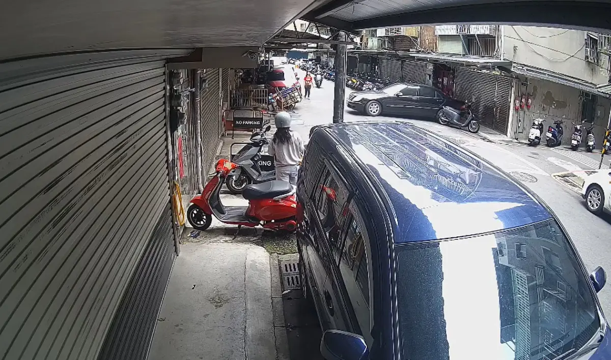 ▲7日下午，新北新莊驚傳槍擊案件，蘇姓少年疑因不滿去年間於KTV遭人毆打，竟開車闖入正在裝修的工程行，並持槍朝店面連開4到5槍，驚悚監視器畫面曝光。（圖／民眾提供）