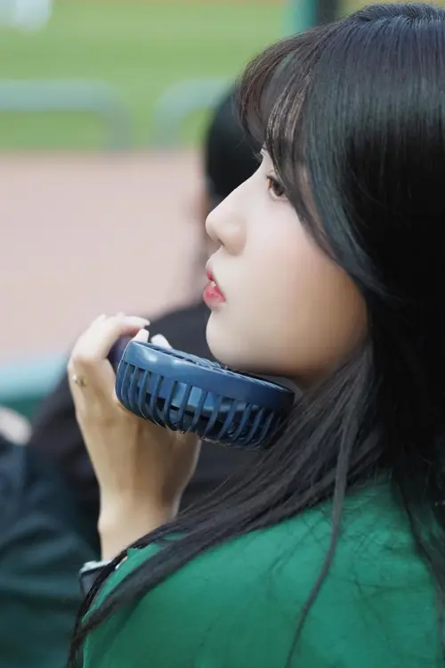 ▲有球迷捕捉到場邊美女,沒想到竟是一粒的雙胞胎姊姊。(圖/yoting.tian Threads) ▲有球迷捕捉到場邊美女,沒想到竟是一粒的雙胞胎姊姊。(圖/yoting.tian Threads)