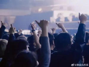 ▲陳奕迅演唱會上，歌迷一起比大拇指給他加油打氣。（圖／陳奕迅微博）