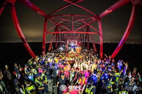 ▲重頭戲登場！大甲媽祖鑾轎預計明（19）日跨越濁水溪。配合 2026 遶境路線，西螺大橋明日 06:00 起實施南下單向管制。由於大橋照明設備維修中，入夜後視線極差，官方提醒徒步隨香信徒務必於 18:00 前快速通過，確保安全。圖為資料畫面。（圖／翻攝大甲鎮瀾宮臉書）