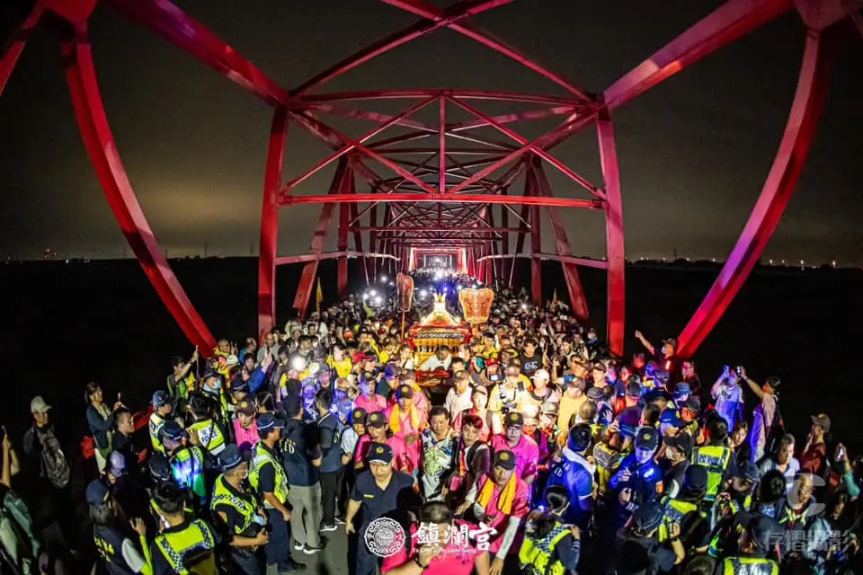 ▲大甲媽祖遶境進香活動將於今（4）日晚間10時45分起駕，正式展開為期9天8夜的徒步行程，圖為往年盛況。本文整理交通、接駁、管制等資訊一次看。（圖／翻攝大甲鎮瀾宮臉書，2024.04.08）