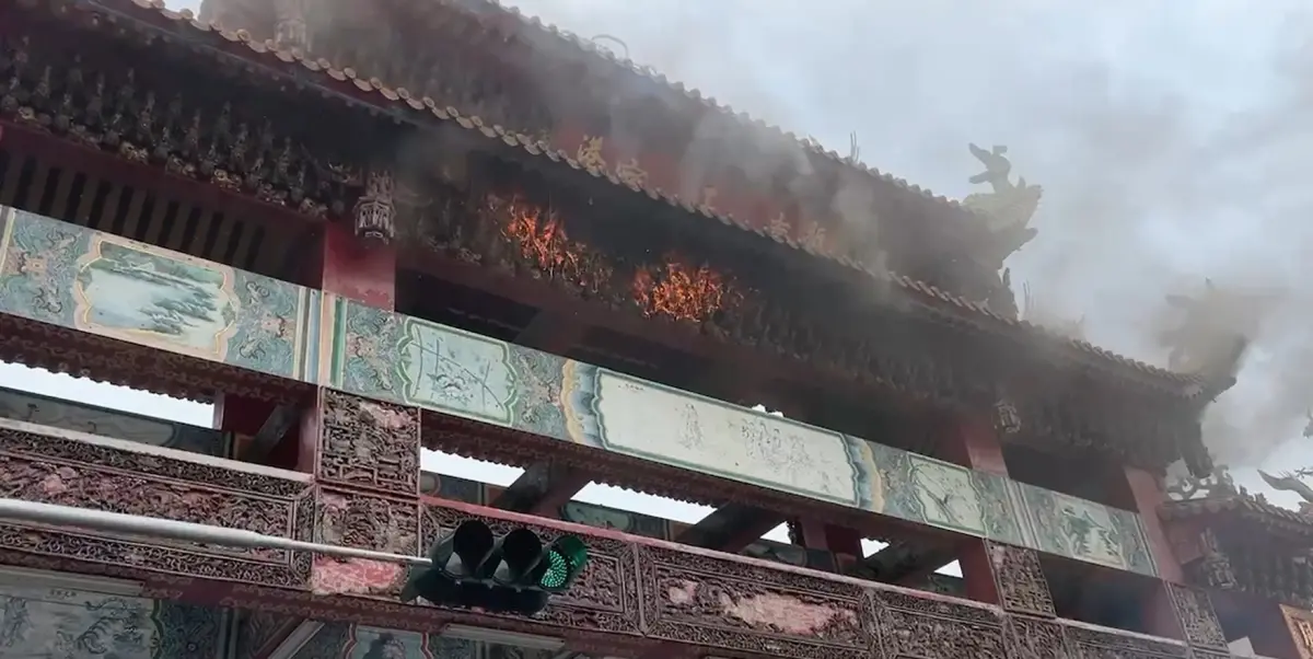 ▲民眾疑似施放煙花時，意外點燃奉天宮牌樓的木質結構，頓時竄出大量火煙。（圖／翻攝畫面）