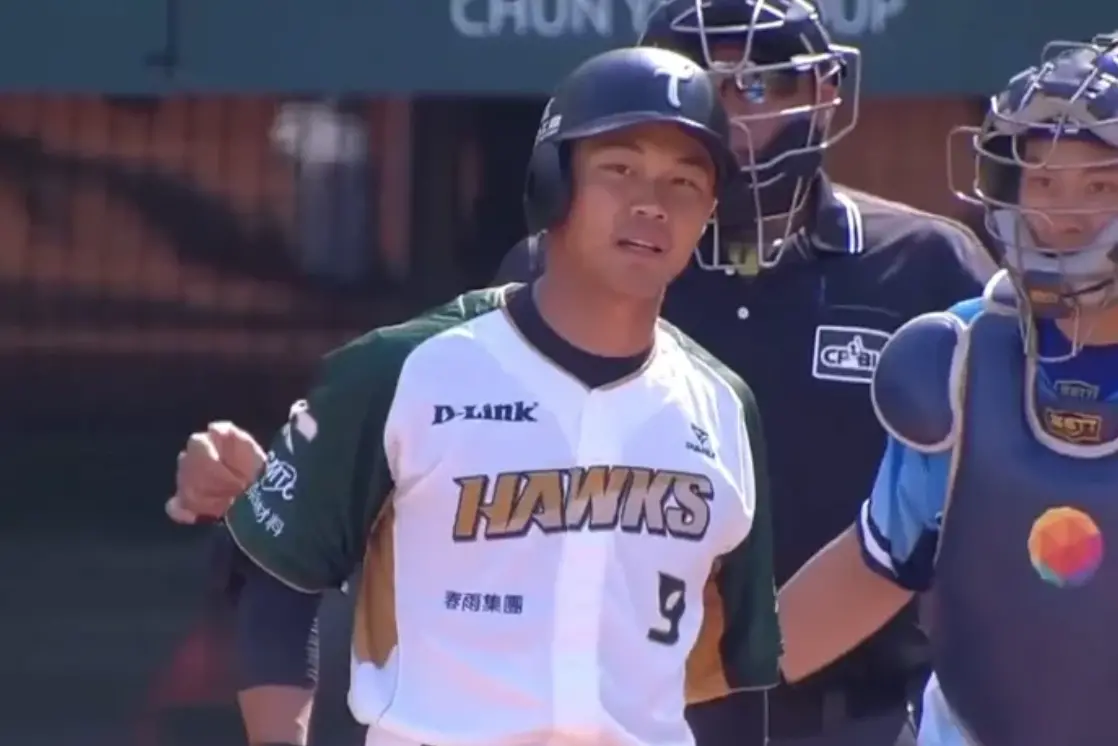 ▲王柏融被砸觸身球後說了什麼？球迷:「應該是喊高雄市長的名字。（圖／取自CPBLTV)