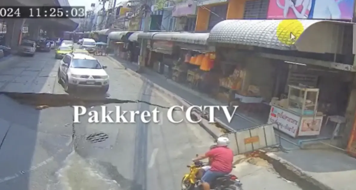 ▲有名載著小孩的騎士行經此處，直接墜入大坑內。（圖／翻攝自X）