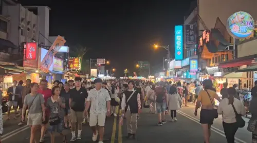 ▲餐飲、伴手禮，甚至攤商都大發利市，人潮擠爆墾丁大街。（圖／屏東縣府提供）