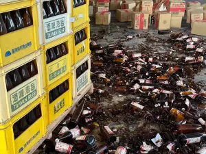 ▲花蓮酒廠「1萬6千打酒品」被震破灑滿地。（圖／花蓮酒廠）