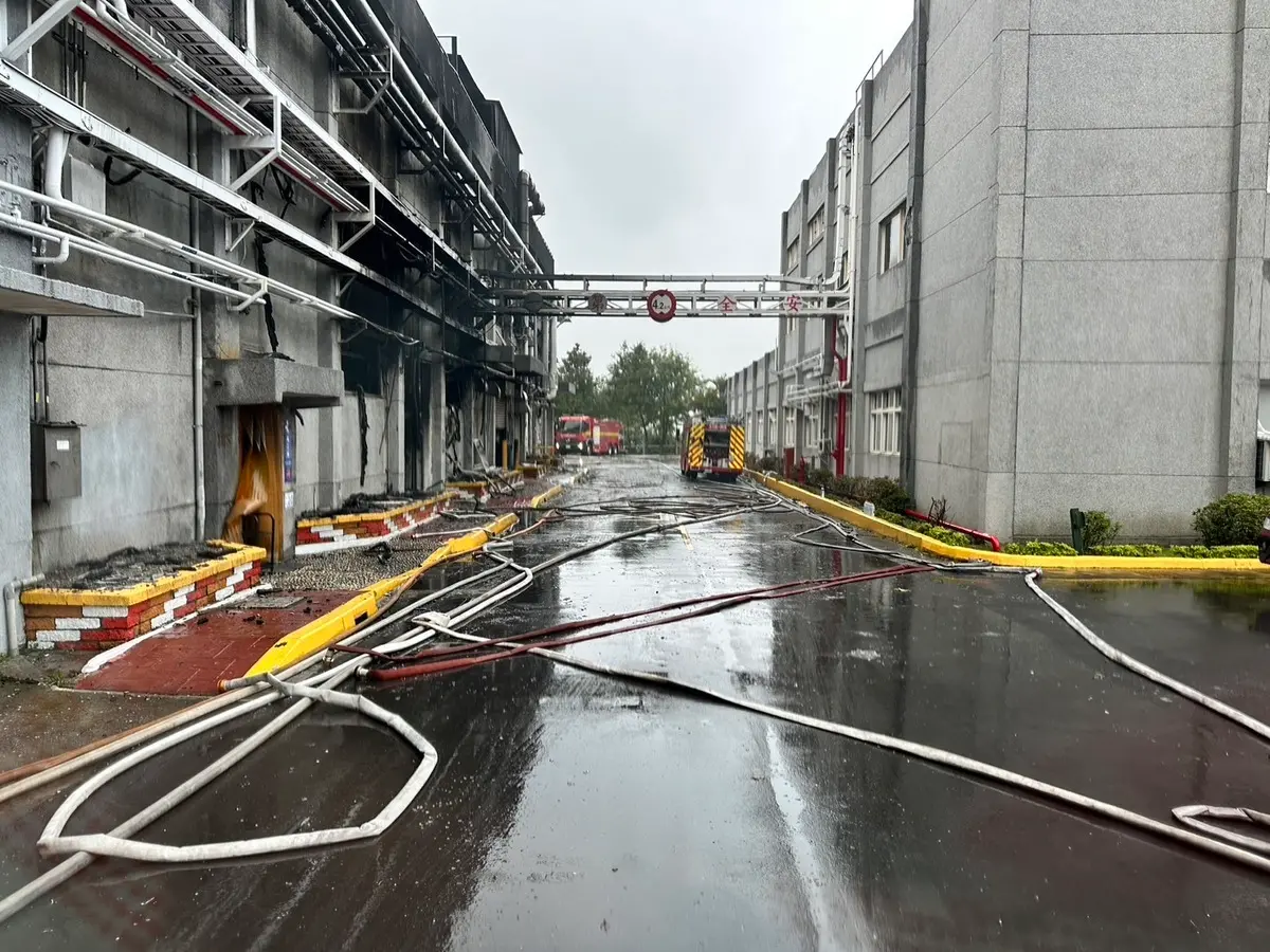 ▲南亞塑膠新北林口廠7日凌晨傳出火警，雖未造成人員傷亡，但新北市多個行政區發布空汙警報。為此，南亞塑膠致歉，並強調廢氣監測濃度在正常範圍。（圖／翻攝畫面）