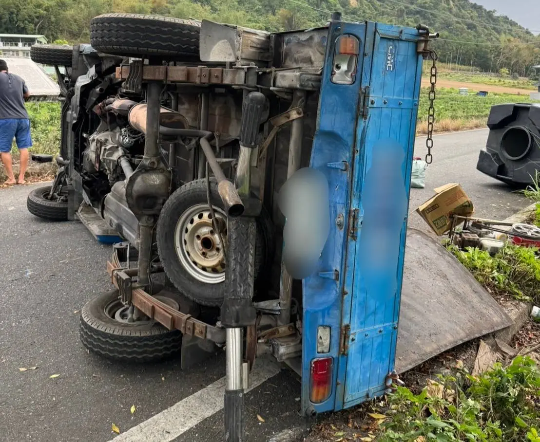 ▲陳姓茶農（42歲）駕駛小貨車行經路口時，遭一部轎車撞翻，造成車內1大3小受傷。（圖／翻攝畫面）