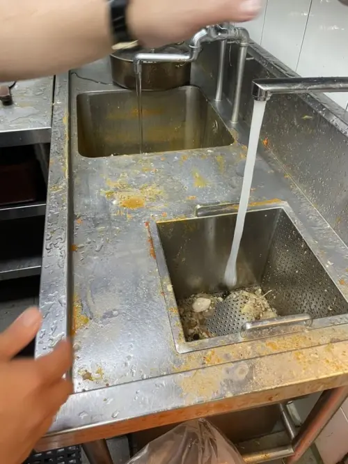 嚮辣、初瓦增34人不適!王品集團發「致歉信」認了:衛生管理不足 ▲王品集團旗下嚮辣、初瓦西門店傳出食物中毒事件,髒亂廚房照曝光,Google也遭1星負評刷慘況。(圖/台北市衛生局提供)