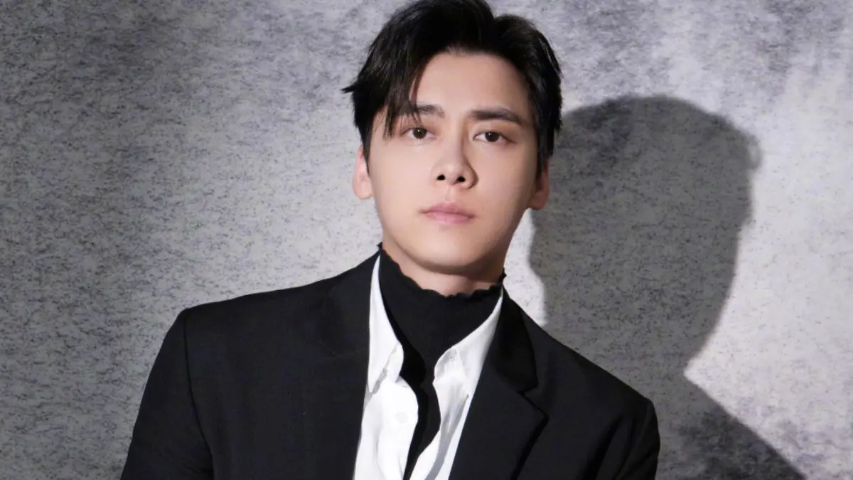 ▲李易峰2022年爆發嫖娼風波被全面封殺，神隱將近兩年，被粉絲捕捉到在機場的身影。（圖／李易峰微博）