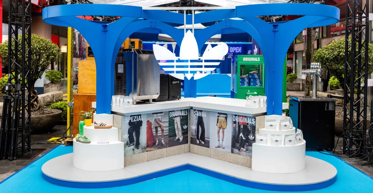 ▲愛迪達adidas Originals三葉草復古玩色街區降臨信義區威秀廣場，大玩拍貼機、抓娃娃機等體驗遊戲，與CAFE!N打造Originals !SLAND快閃店爽吃原創藍色霜淇淋。（圖／愛迪達提供）