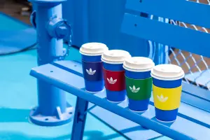 ▲自選4種原創adicolor玩色咖啡杯套的咖啡特調飲品。（圖／愛迪達提供）