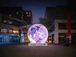 ▲Discovery來台30週年盛大響應世界地球日，在信義區香堤大道展出高達6米的巨型球體裝置藝術《地球・生之花》。（圖／Discovery提供）