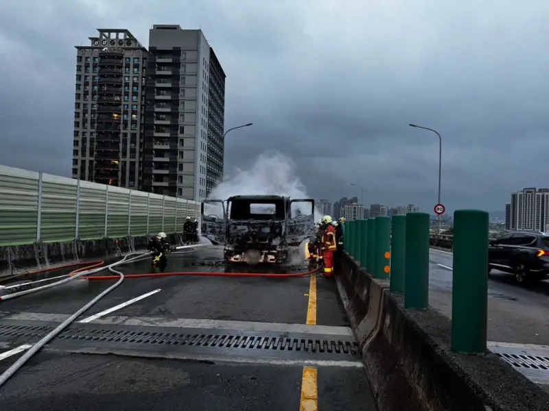 ▲一部砂石車行經台65快速道路北向1.3K處時突然起火。（圖／翻攝畫面）