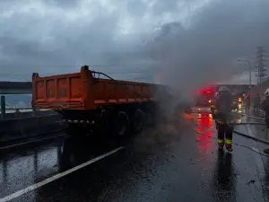 ▲警消趕抵台65快速道路時，該輛砂石車已陷入火海。（圖／翻攝畫面）