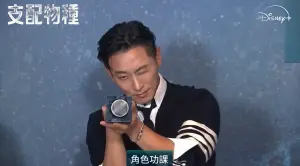 ▲朱智勛在《支配物種》飾演卸任軍官，送台灣粉絲「狙擊應援」。（圖／翻攝Disney+）