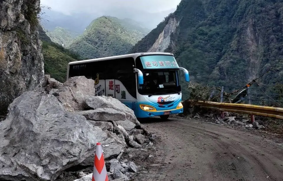 ▲中橫搶通後，南投縣政府協助將花蓮縣秀林鄉西寶國小59名師生接駁下山。（圖／南投縣政府提供，2024.04.09）