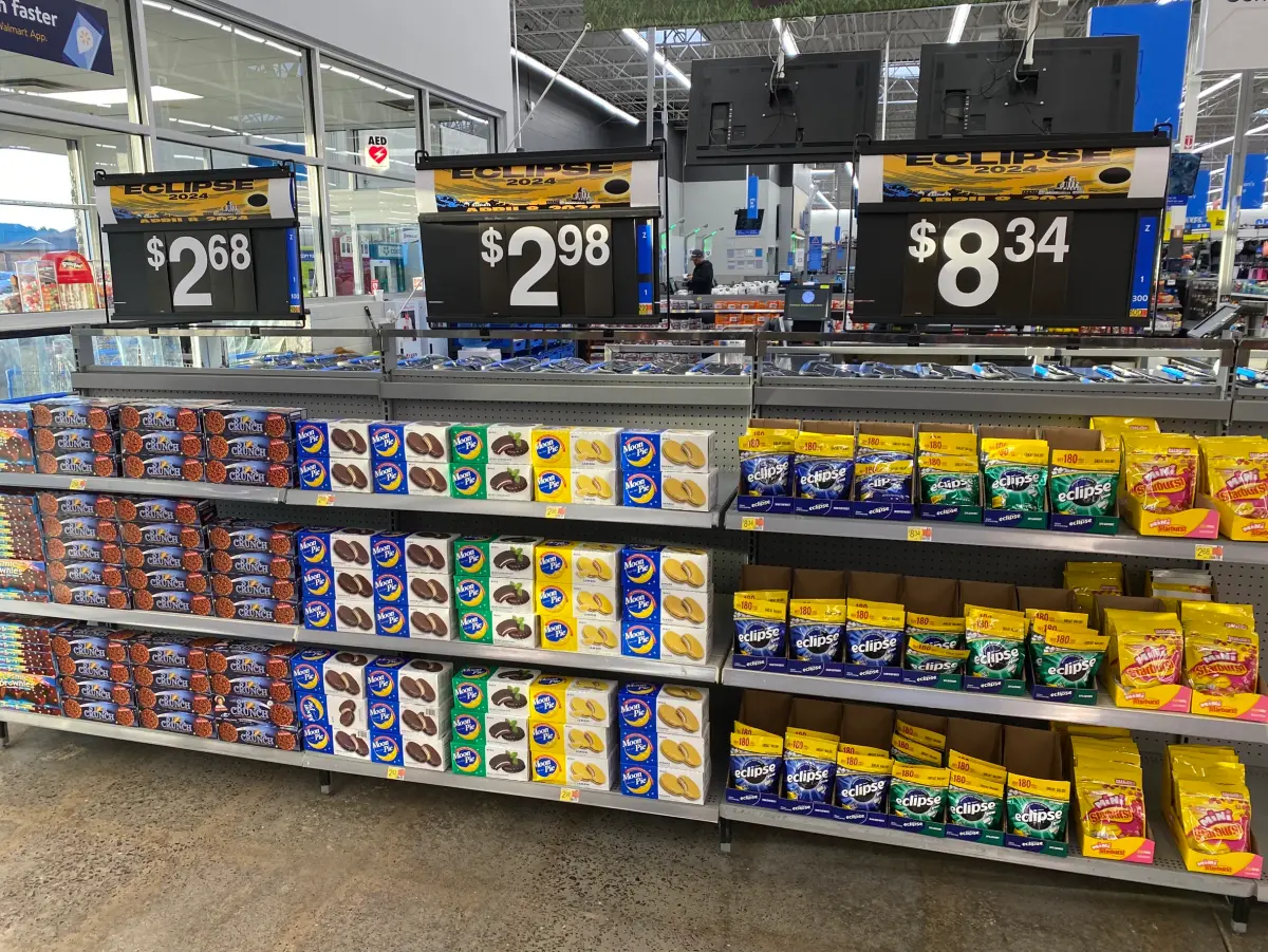 ▲天文奇景「日全食」即將台灣時間9日凌晨出現，美國當地民眾陷入瘋狂，超商滿滿相關商品。（圖／天文愛好者顏易程提供）