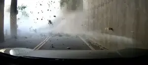7.2強震土石「槍林彈雨」畫面曝！車輛42秒遭煙塵吞沒　嚇壞駕駛
