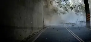 ▲車輛剛好停進明隧道內,躲避土石。(圖/翻攝記者爆料網) ▲車輛剛好停進明隧道內,躲避土石。(圖/翻攝記者爆料網)
