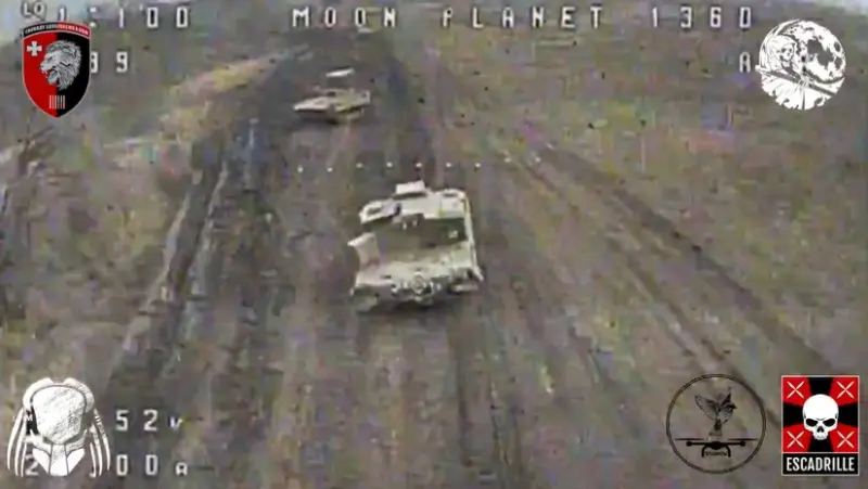 ▲X社群平台上一段印有烏軍標誌的影片顯示，俄推出的「蘇聯末日裝甲車」遭無人機撞上摧毀。（圖／翻攝自Ｘ）