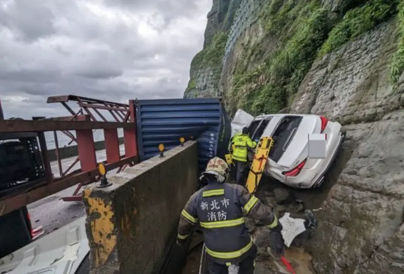 ▲瑞芳大貨車不明原因翻覆，還擦撞2輛轎車，其中一輛賓士轎車還被夾在車與山壁之間。（圖／翻攝畫面）