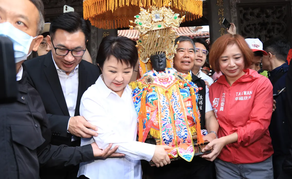 ▲請旱溪媽上轎時，熟門熟路的何欣純全程扶著媽祖神像，第一次來的江啟臣卡不到好位置，只能扶著盧秀燕。（圖／台中市政府提供，2024.04.09）