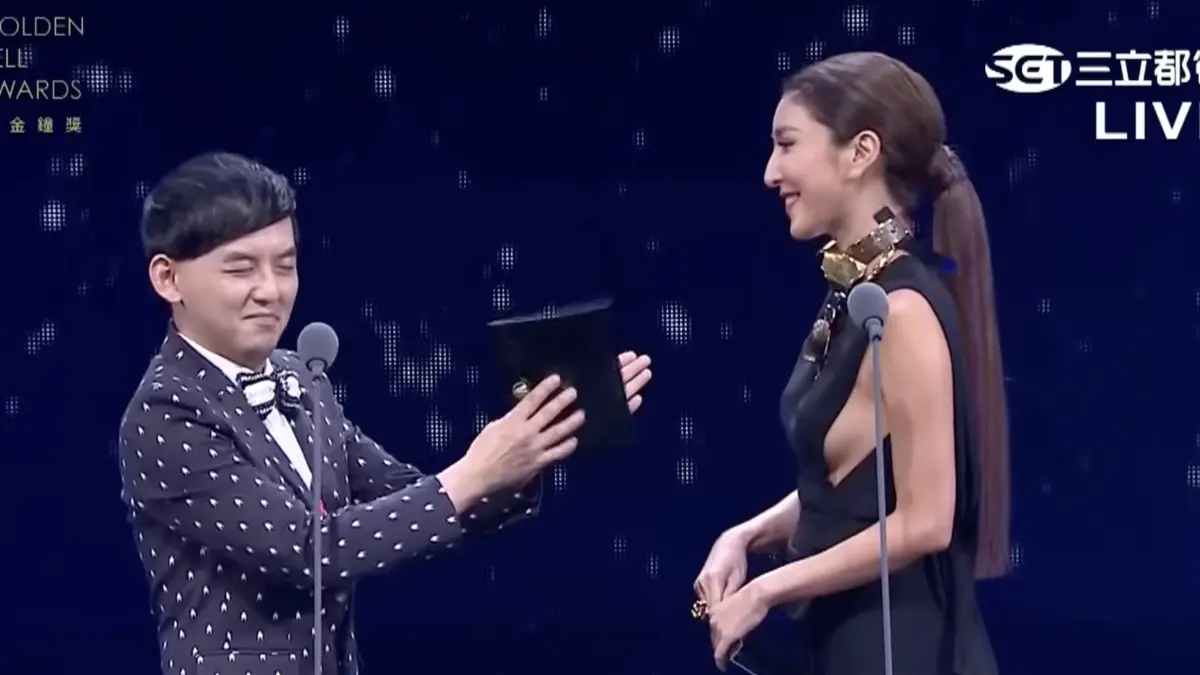 ▲有人翻出黃子佼（左）與楊謹華（右）同台頒獎金鐘獎的影片，發現黃子佼不但直接撫摸楊謹華的手，還要求她站側身讓現場嘉賓及觀眾欣賞她的側乳，不少粉絲看完都怒罵黃子佼：「噁心！」（圖／翻攝自金鐘獎 Golden Bell Awards YouTube）