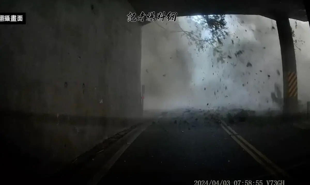 ▲一名車主公開行駛於蘇花公路太魯閣段的行車紀錄器影像，只見地震來襲時，上方土石急速崩落，如子彈般高速直墜，所幸駕駛及時開進隧道內才躲過一劫。（圖／翻攝自YT「記者爆料網」）