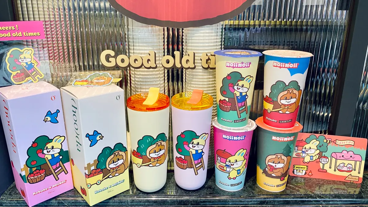 ▲可不可熟成紅茶x CASETiFY x noii noii三方聯名，將於4月11日上市推出全新手搖飲料、杯身、環保杯、貼紙包、打卡主題店鋪，與手機殼、藍芽耳機保護殼等生活配件。（圖／記者蕭涵云攝）