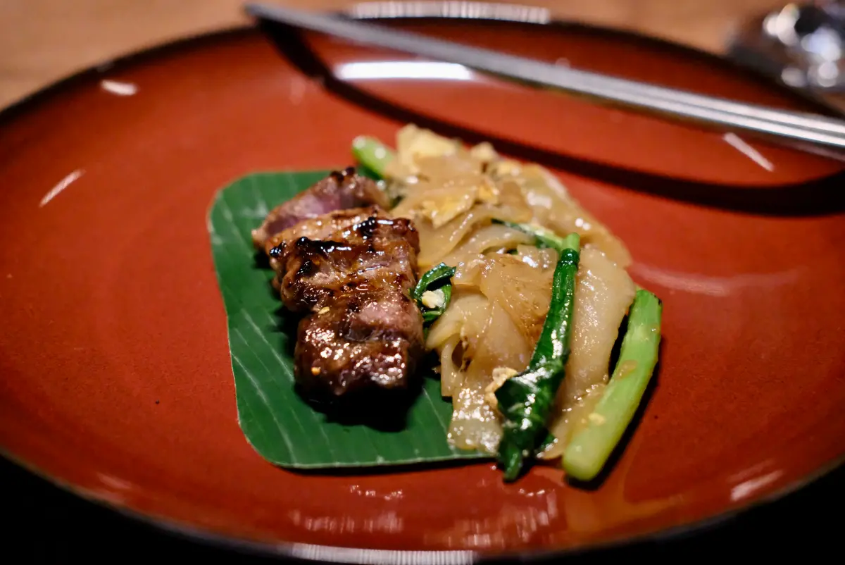 ▲兩名店「SkyLab」與「Zaap」聯手推限量餐宴，將於4月24及25日推出，吃得到Zaap招牌的炒板條，結合最高等級的小何賽伊比利豬。目前餐宴已被預訂7折。（圖／記者葉盛耀攝）