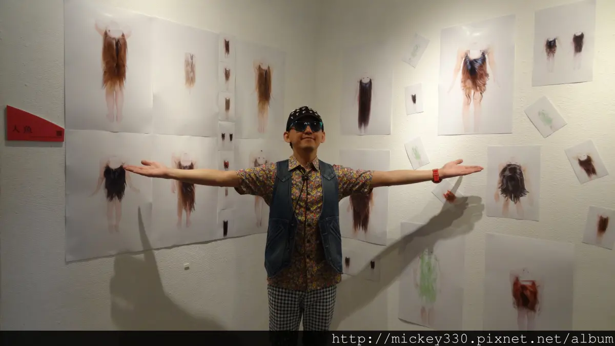 ▲黃子佼過去藉由拍攝「人魚攝影展覽」，誘騙少女們全裸入鏡，以肉體為創作犧牲。（圖／黃子佼部落格）