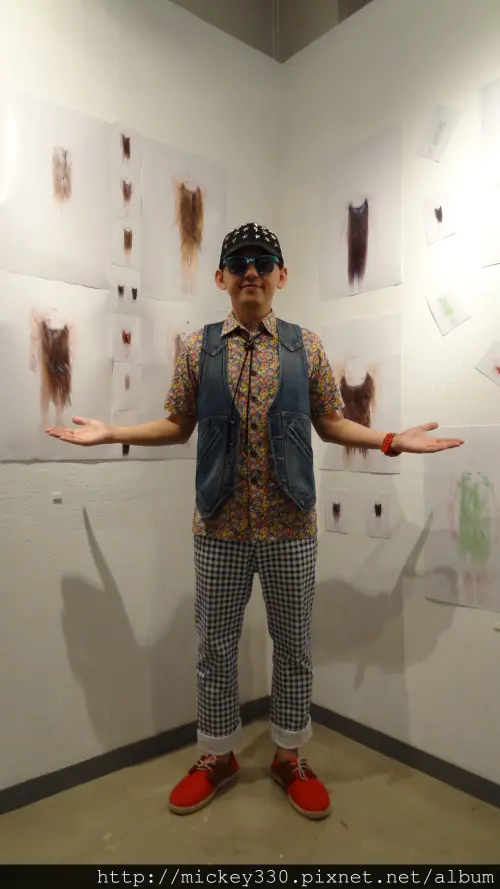 ▲黃子佼在「人魚照」前擺POSE。(圖/黃子佼部落格) ▲黃子佼在「人魚照」前擺POSE。(圖/黃子佼部落格)