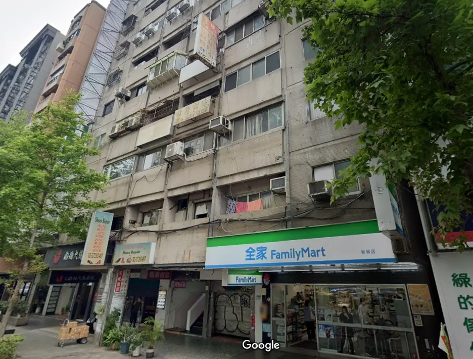 ▲台北市信義路四段的「富貴角大廈」被列921地震黃單建築，列管25年，去年底次頂樓仍以3970萬元成交，單價破百萬元。（圖／翻攝Google Map）