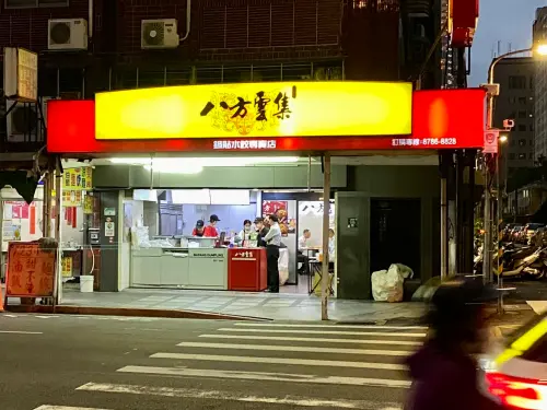 ▲八方雲集今日爆出疑似食物中毒案件，記者直擊台北市多家分店，來客數寥寥可數，約莫都僅在10個上下。（圖／記者葉盛耀攝）