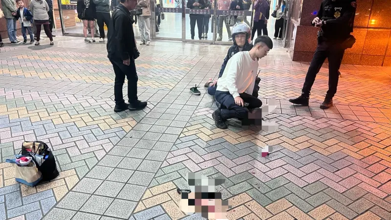 ▲一名男子在板橋車站被警方盤查時，突然拿出美工刀攻擊，導致２名警察受傷。（圖／翻攝畫面）