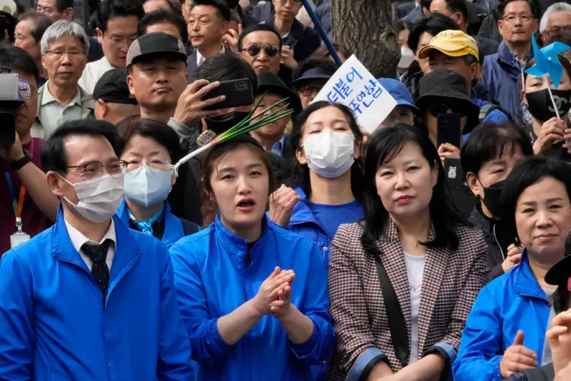 ▲韓國在野黨批評總統與現實脫節，鼓勵民眾拿蔥表達對政府不滿的立場。（圖／美聯社／達志影像）