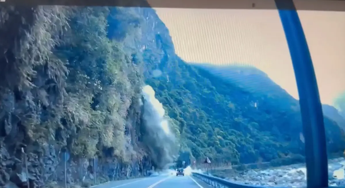 ▲太魯閣台8線道路上日前遇到7.2強震，沿路山壁崩塌，有不少落石砸下，其中有駕駛人不幸罹難。（圖/以蘇花公路即時路況為主的平台）