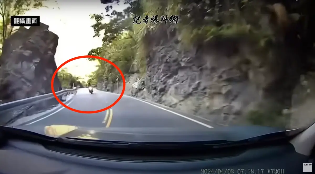 ▲行車記錄器可見，黃牌重機從對向行駛而來，與車主擦肩而過。（圖／翻攝記者爆料網）